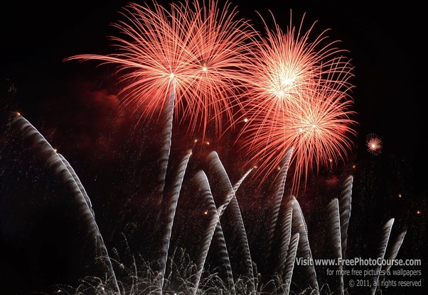 Picture of fireworks display to support an article by writer/photographer Stephen Kristof about how to take fireworks pictures, on FreePhotoCourse.com. © 2011, Stephen Kristof for FreePhotoCourse.com 