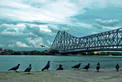 Picture of the Howrah Bridge, Mullick Ghat river's edge in Kolkata India.  Photo Credit: Sudipta Chakraborty.  Selected as the June 2011 photo choice in FreePhotoCourse.com's June 2011 Contributor's Gallery.  Free Photography Course, wallpapers, photography tips and more.  (c) 2011, all rights reserved.