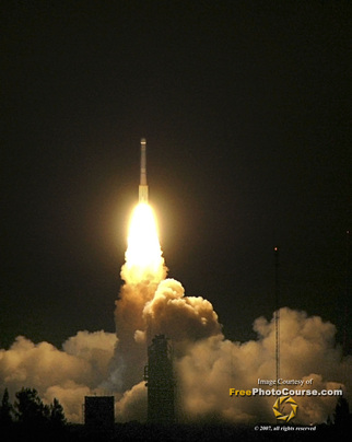 Rocket Space Launch Pictures. How to space launch photography article. Picture of a Delta 2 rocket launch carrying NASA's Mars Phoenix spacecraft. Photo Credit: Stephen Kristof for www.FreePhotoCourse.com;© 2007, all rights reserved. 
