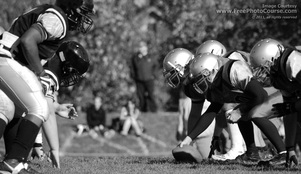 Picture of football players at the link of scrimmage.  Link to more free downloadable pictures and wallpapers.  (c) 2011, FreePhotoCourse.com, all rights reserved.