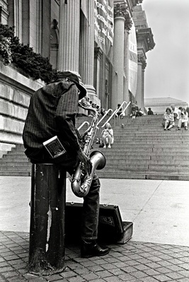 Obrázek hráče jazzového saxofonu poblíž schodů do Metropolitního muzea umění v New Yorku.  Fotografický kredit: Joseph Constantino, všechna práva vyhrazena.  Část galerie přispěvatelů www.FreePhotoCourse.com, zvolená tak, aby představovala to nejlepší z příspěvků z července 2011.