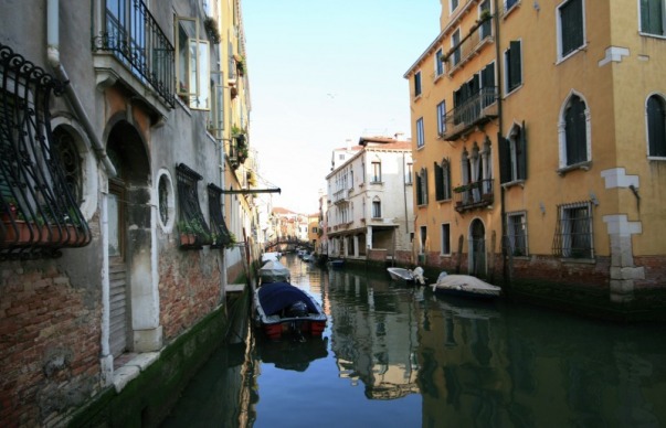 Obrázek scény z kanálu v Benátkách v Itálii;  Vítězná galerie přispěvatele do FreePhotoCourse.com